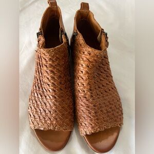 Women’s woven leather sandal